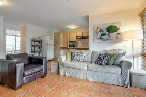 Great For Families.Pool & Kitchen - Accommodation Main Beach 1