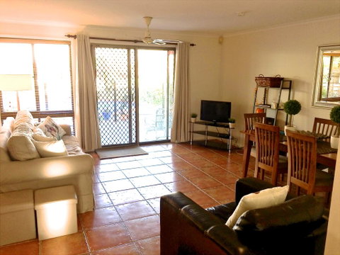 Great For Families.Pool & Kitchen - Accommodation Main Beach 3