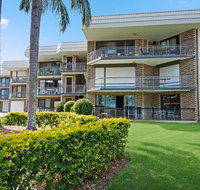 Great location close to waterfront Shops Restaurants and Cafes. - Accommodation Main Beach