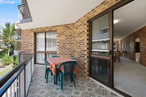 Great Location Close To Waterfront, Shops, Restaurants And Cafes. - Accommodation Main Beach 1