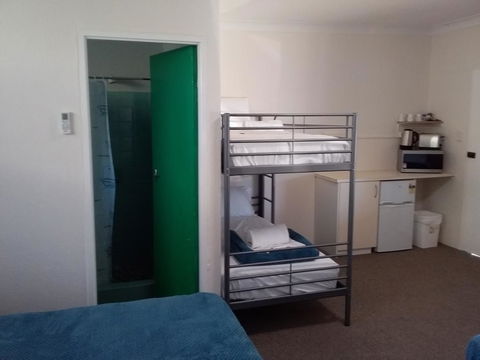 Green Door Motel - Accommodation Main Beach 1