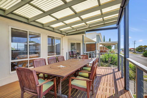 Green Reef Beach House - Accommodation Main Beach 0