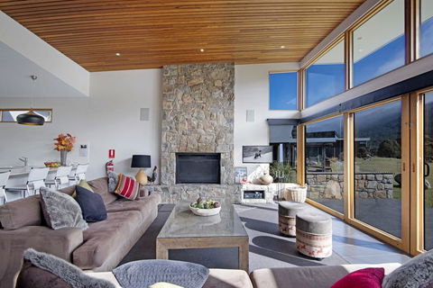 Grey Mare Chalet - Accommodation Main Beach 1