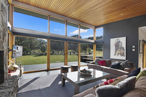 Grey Mare Chalet - Accommodation Main Beach 2