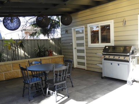 Guesthouse With Pool & BBQ - 10 Kms From CBD - Accommodation Main Beach 0