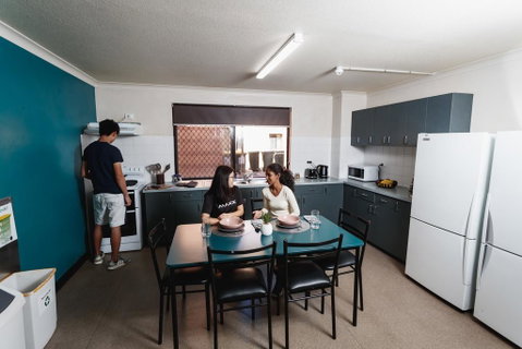 Guild House 6 Bedroom Flat - Accommodation Main Beach 2