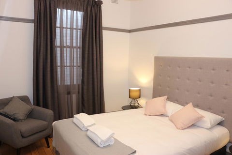 Guildford Hotel - Accommodation Main Beach 1
