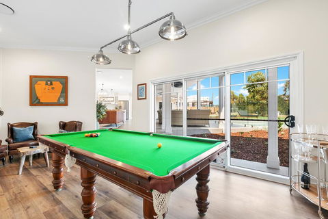 Hamptons On Figtree - Accommodation Main Beach 2