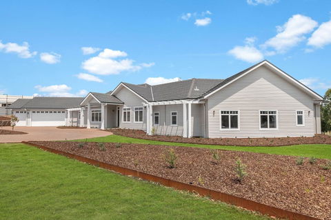 Hamptons On Figtree - Accommodation Main Beach 3