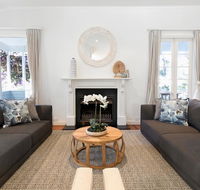 Hamptons Style Family Home 5 Minutes From Beach - Accommodation Main Beach