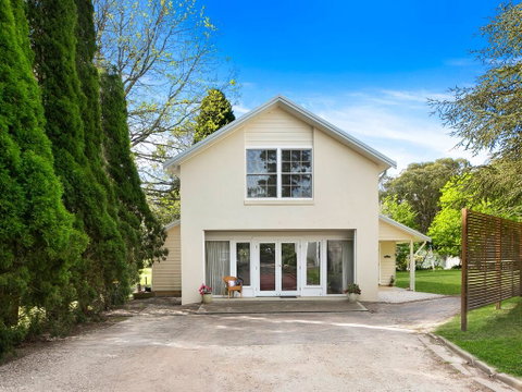 Hardigreen Park - Spacious With Tennis Court - Accommodation Main Beach 0