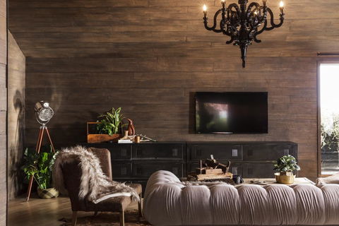 Hardwood House - Accommodation Main Beach 0