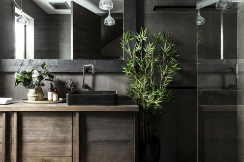 Hardwood House - Accommodation Main Beach 1