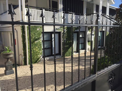 Heal House - Accommodation Main Beach 2