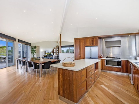 HEARN'S BEACH HOUSE - Accommodation Main Beach 2