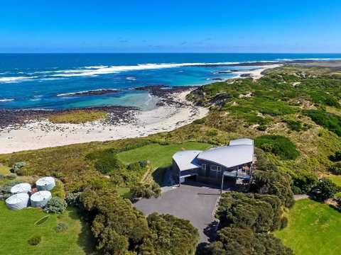 HEARN'S BEACH HOUSE - Accommodation Main Beach 0