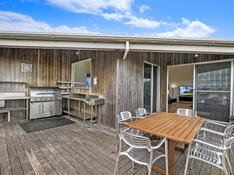 HEARN'S BEACH HOUSE - Accommodation Main Beach 1