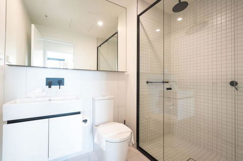 Heart Of Crown By Ready Set Host - Accommodation Main Beach 2