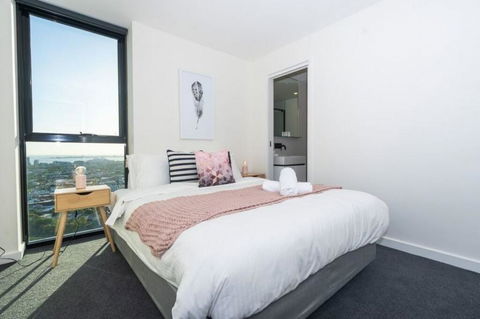 Heart Of Crown By Ready Set Host - Accommodation Main Beach 3