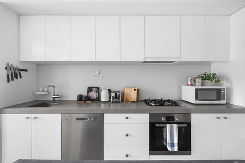 Heart Of Windsor Apartment By Ready Set Host - Accommodation Main Beach 3