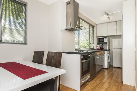 Hensman 01 - Accommodation Main Beach 1