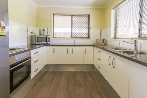 Hibiscus Holiday Home - Accommodation Main Beach 1