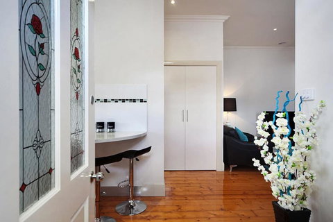 Hidden Gem In Cafe Strip! Chadstone + King Bed - Accommodation Main Beach 2