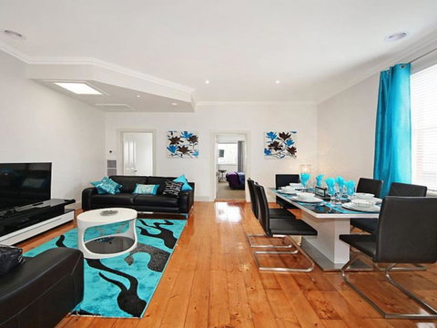 Hidden Gem In Cafe Strip! Chadstone + King Bed - Accommodation Main Beach 0