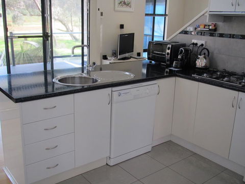 Hidden Grove Retreat - Accommodation Main Beach 0