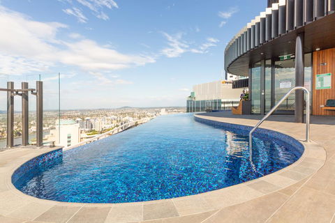 High Life Central With Pool And Car Park - Accommodation Main Beach 1