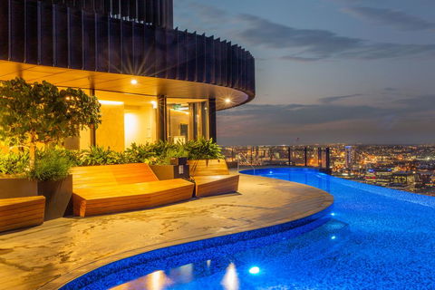 High Life Central With Pool And Car Park - Accommodation Main Beach 3