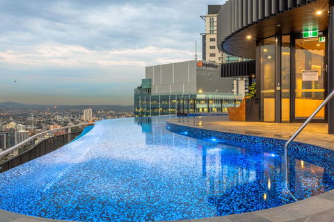 High Life Central With Pool And Car Park - Accommodation Main Beach 0