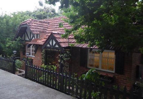 High View Cottage - Accommodation Main Beach 2