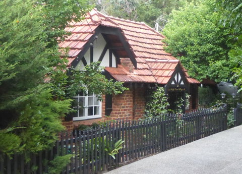 High View Cottage - Accommodation Main Beach 0