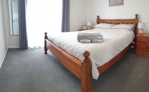 High View Family Cottages - Accommodation Main Beach 3