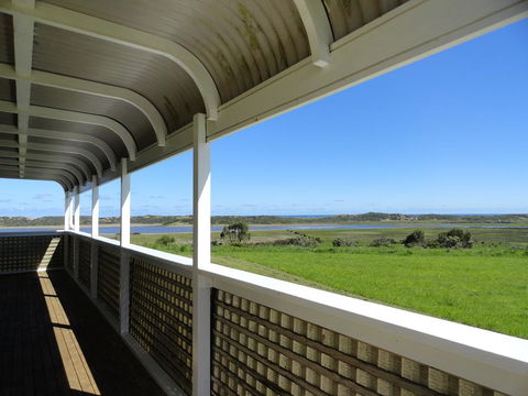 High View Family Cottages - Accommodation Main Beach 0