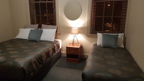 Highlands Hotel - Accommodation Main Beach 1