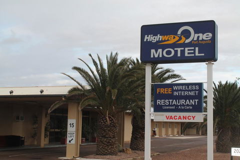 Highway One Motel - Accommodation Main Beach 3