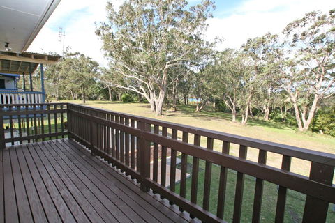 Hill Top Water And Bush Views - Accommodation Main Beach 3