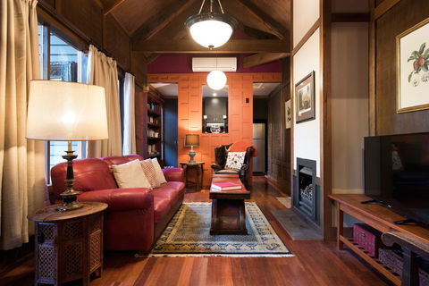 Hills End Camellia - Accommodation Main Beach 2