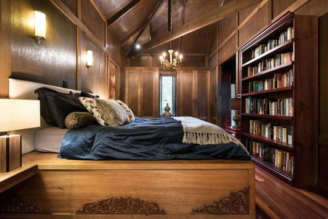 Hills End Camellia - Accommodation Main Beach 1