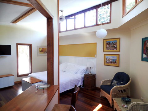 Hilltop B&B - Accommodation Main Beach 1