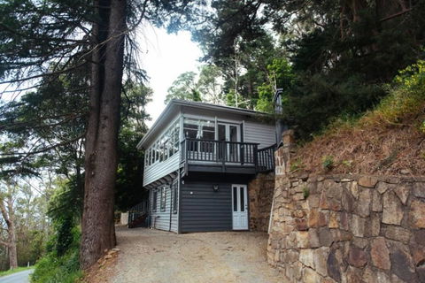 Hilltop Heaven - Accommodation Main Beach 2