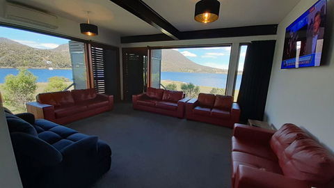 Hobart Waterfront Luxury Retreat - Accommodation Main Beach 3