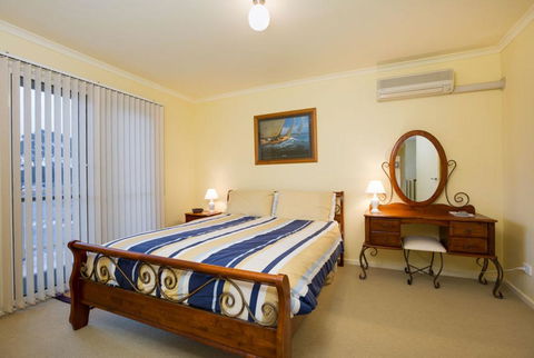 Holidays At Hollydene - Accommodation Main Beach 3