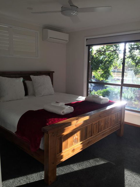 Holly House BnB - Accommodation Main Beach 0