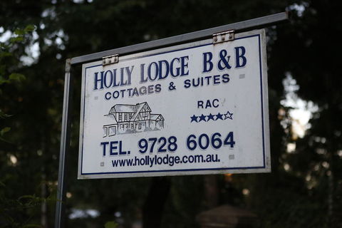 Holly Lodge - Accommodation Main Beach 1