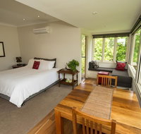Hollyhock - Accommodation Main Beach