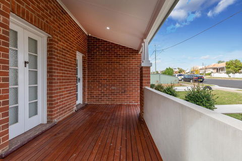 Home Away From Home - Accommodation Main Beach 1