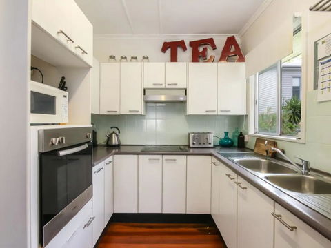 Homely Pembroke On The Park Cottage - Accommodation Main Beach 1